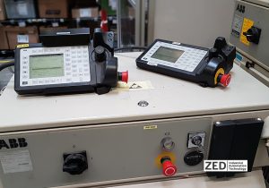 ABB Teach oendant IRC4 modernizare celula robotizata de lipit in industria automotive